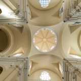 Queste ultime portano, in una serie di cornici e volte, ai finestroni della cupola centrale dai quali tutta l�edificio prende luce